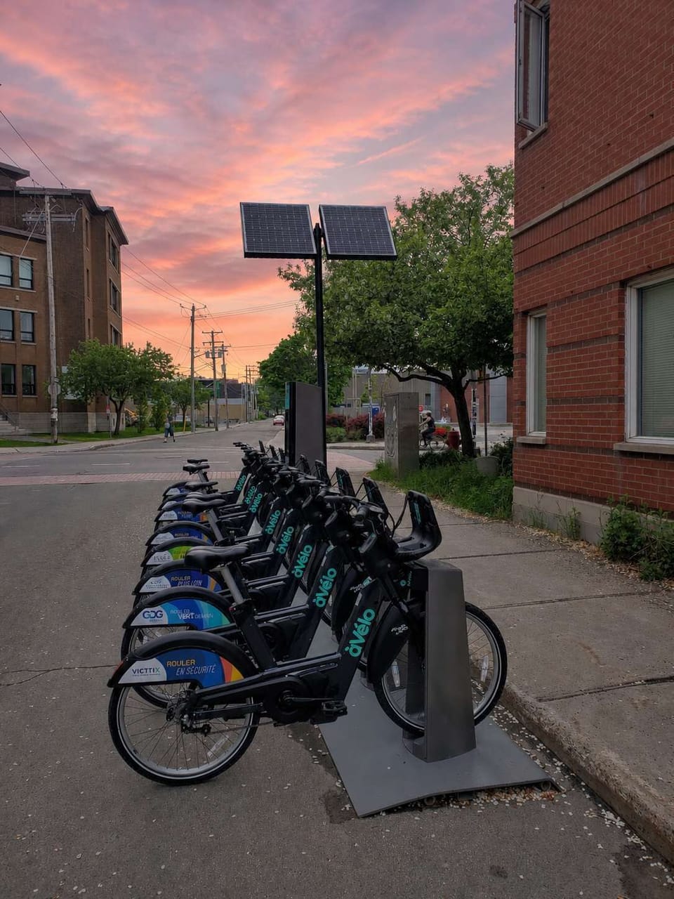Explorez Québec à votre rythme ! Profitez d'une station de vélos en libre-service juste au coin de la rue pour vous déplacer facilement et découvrir le centre-ville.