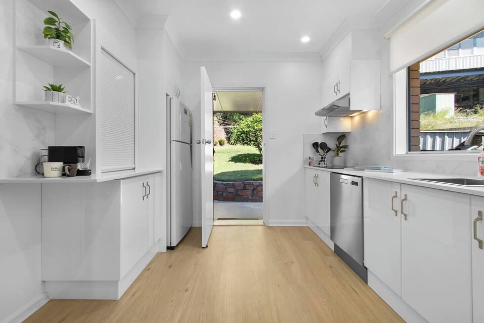Kitchen with dishwasher, oven, grill, toaster, kettle, stove & nespresso machine