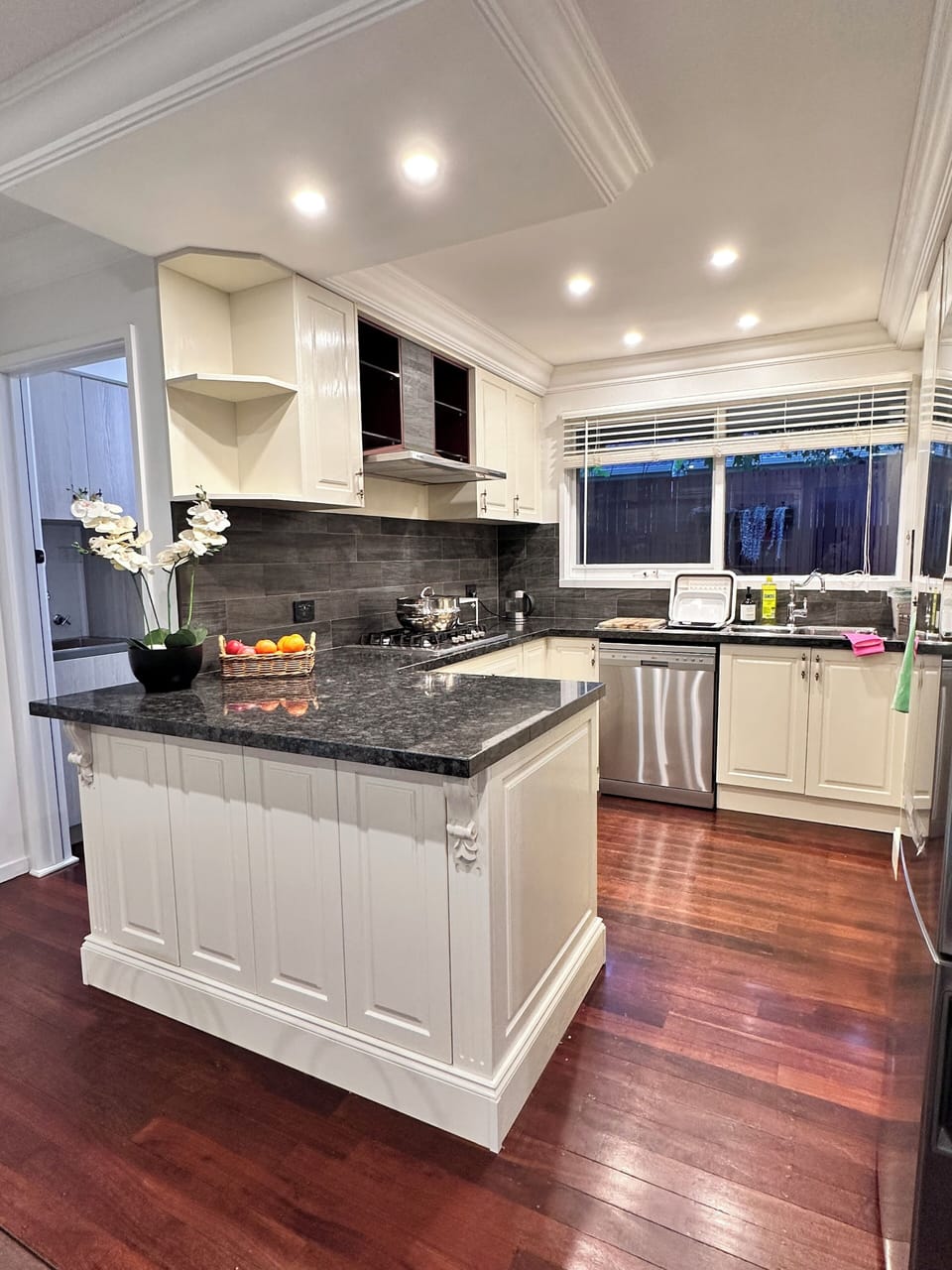 Full kitchen