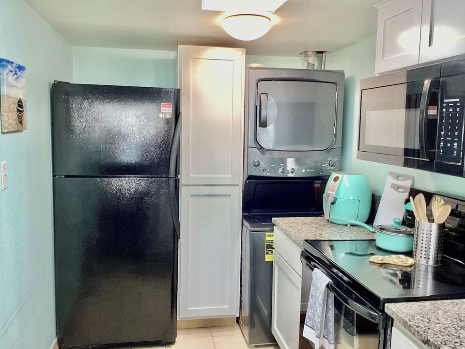 The sleek kitchen is well-equipped for an unforgettable getaway​