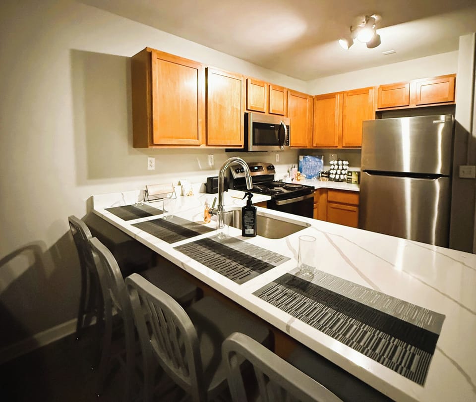 Full Kitchen w/ Dining Area
