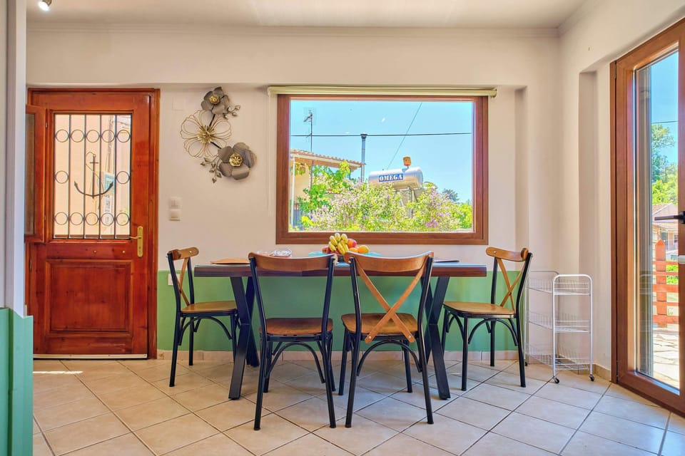 Bright kitchen with direct access to the patio for al fresco breakfasts
