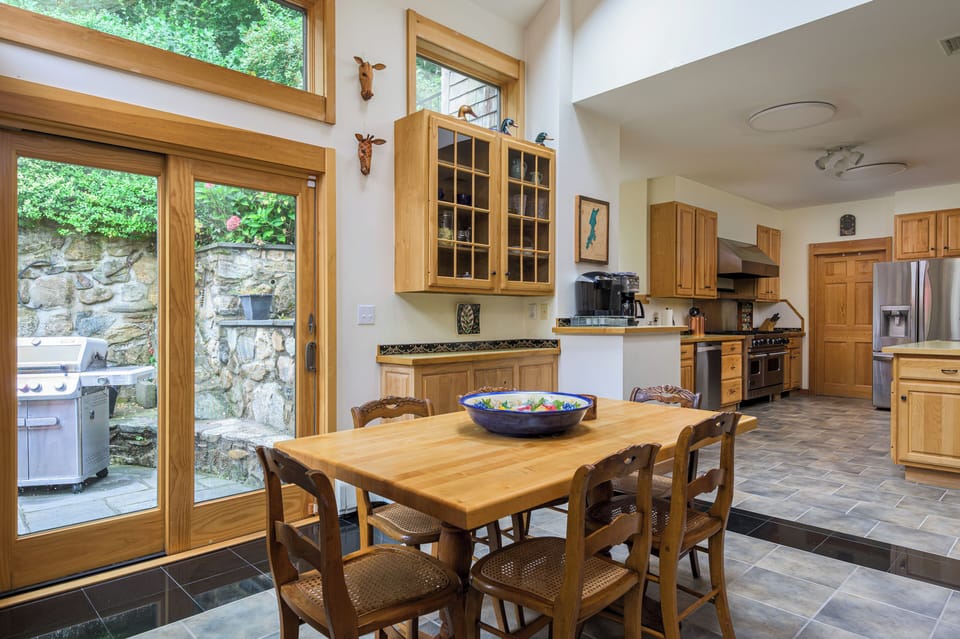 Cook, gather, connect — this fully equipped kitchen is made for easy breakfasts, shared meals, and late-night snacks.