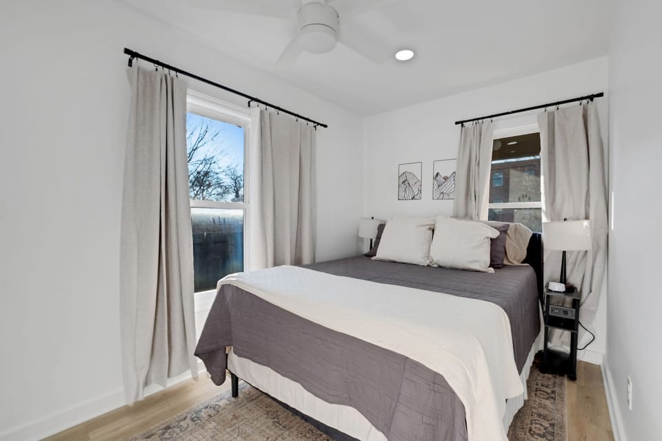 This modern bedroom offers a blend of style and comfort. The queen-sized bed is outfitted with luxurious linens and high-quality pillows, ensuring a great night’s rest. Thoughtfully designed with contemporary furnishings and tasteful décor.
