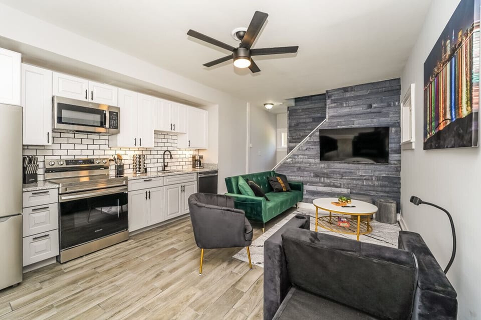 KITCHEN/LIVING