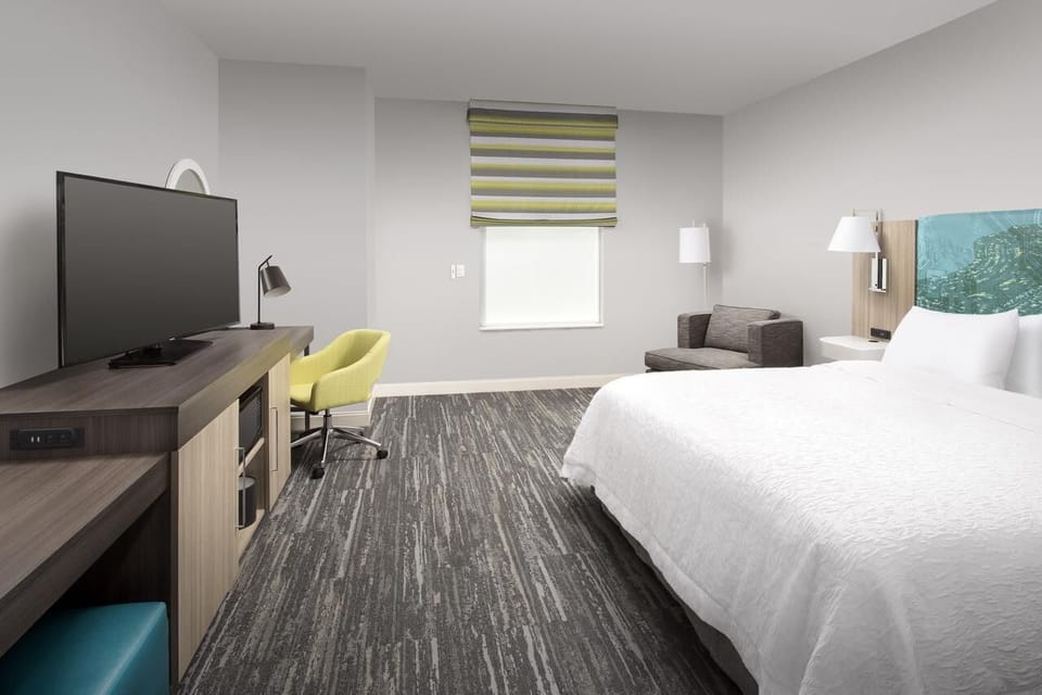 Unit with 1 King size bed. Exact unit will be assigned upon arrival. Views, colors and decor may vary.