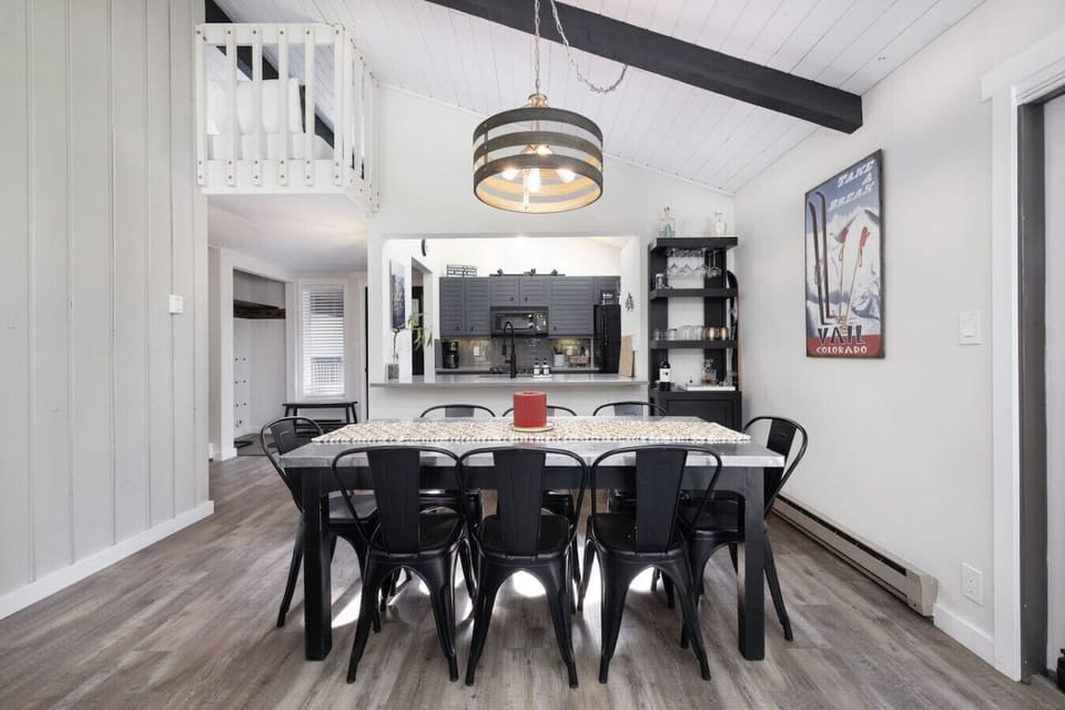 Spacious dining in the heart of an open and airy mountain retreat