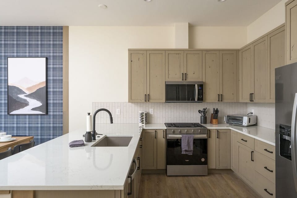 Fully equipped kitchen with bar seating