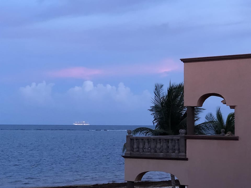 Balcony Vuew of the boats passing by