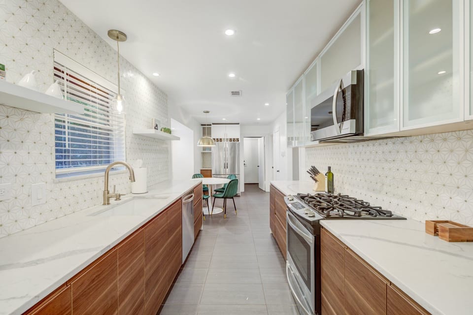 Fully stocked kitchen with plenty of room for the whole family!