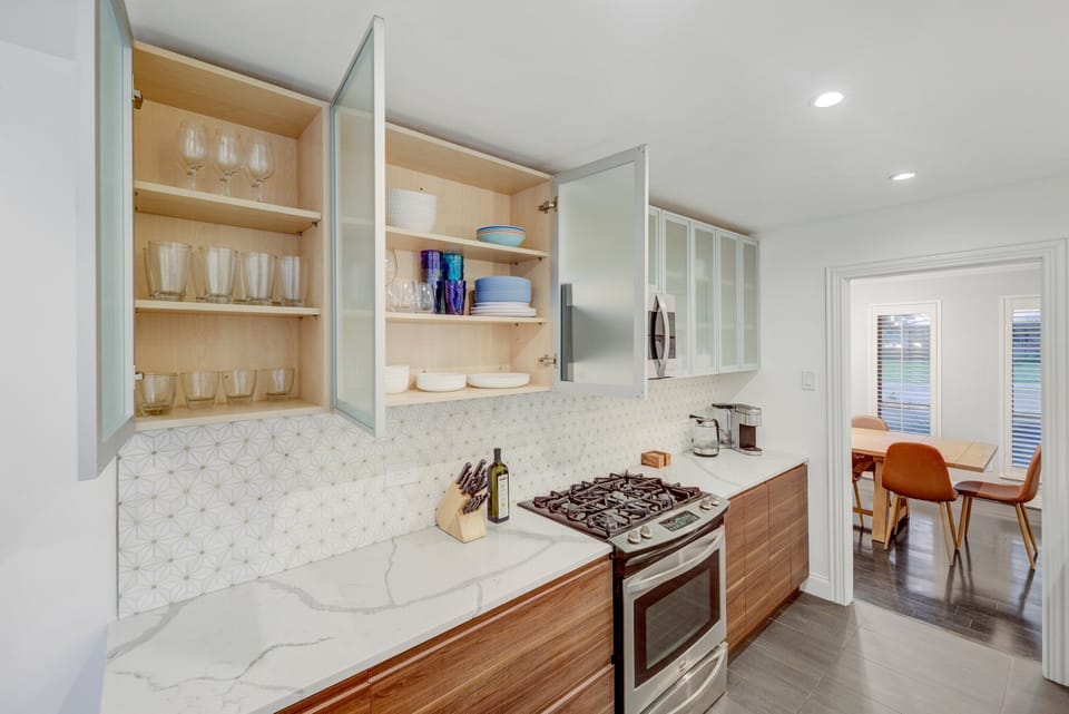 Fully stocked kitchen with plenty of room for the whole family!