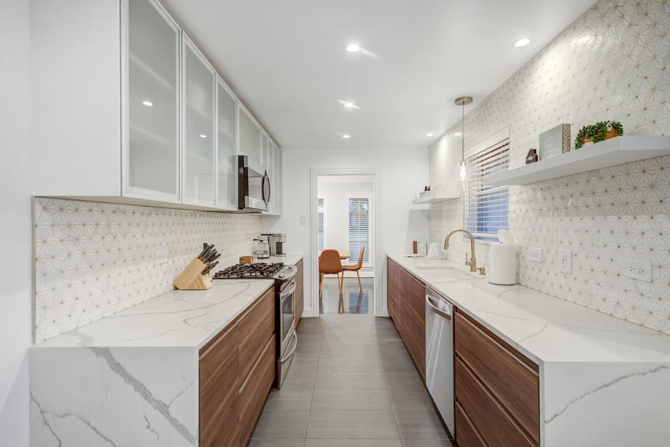 Fully stocked kitchen with plenty of room for the whole family!
