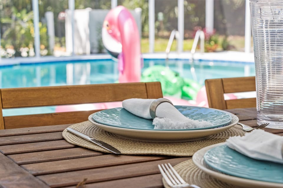 Pool: Dining area pool side.