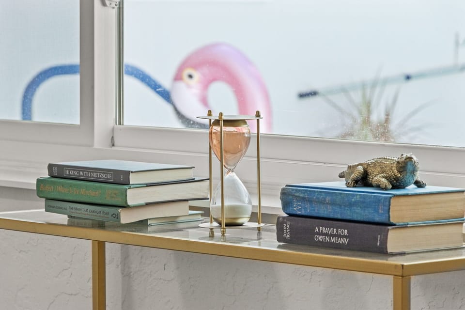 Main House: Livingroom with view of pool and sofa bed.