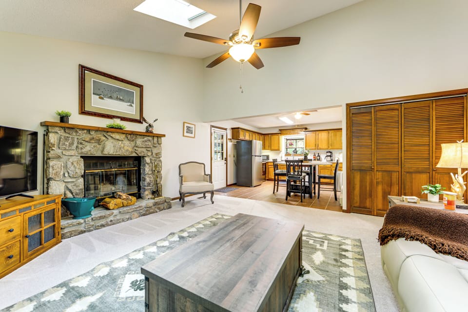 Living Room | Free WiFi | Smart TV | Central A/C | Fireplace