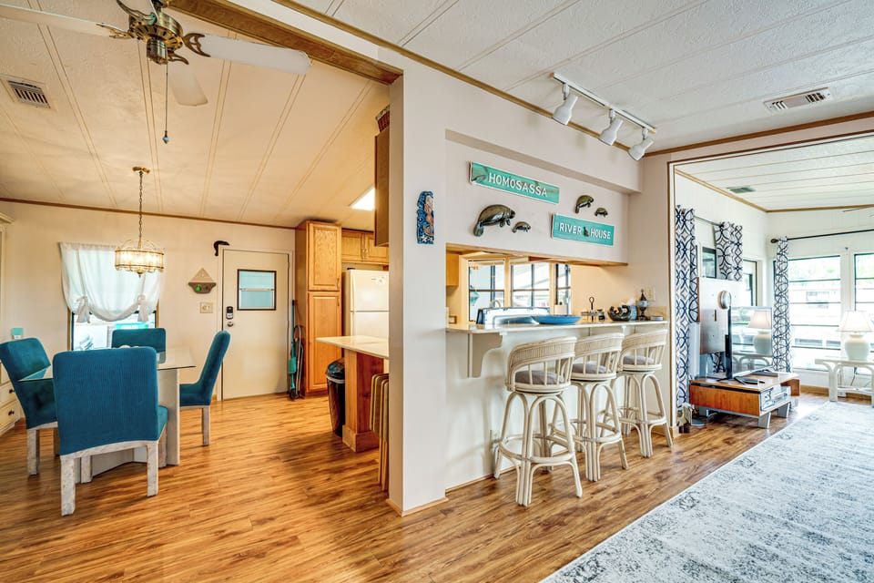 Breakfast Bar | Dining Table | Dishware/Flatware