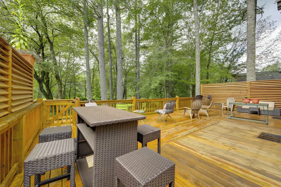 Shared Deck | Blackstone Grill | Charcoal Grill