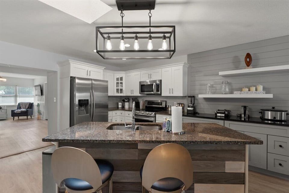 Kitchen Fully equipped kitchen for home-cooked meals & entertaining