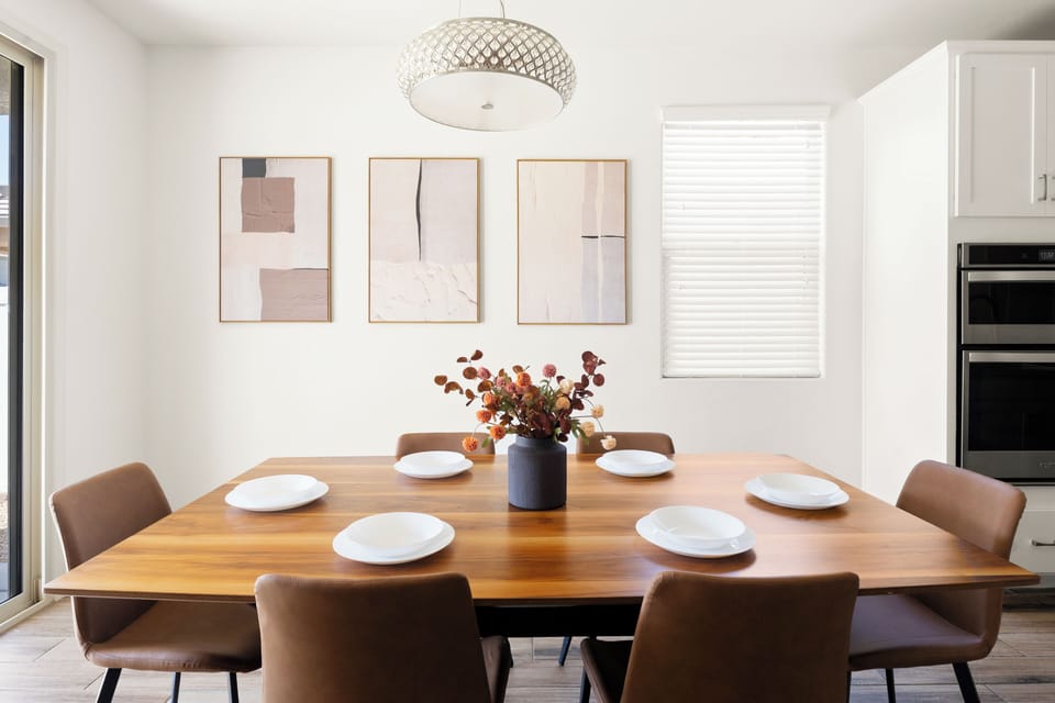 Dining Room (seats 6)