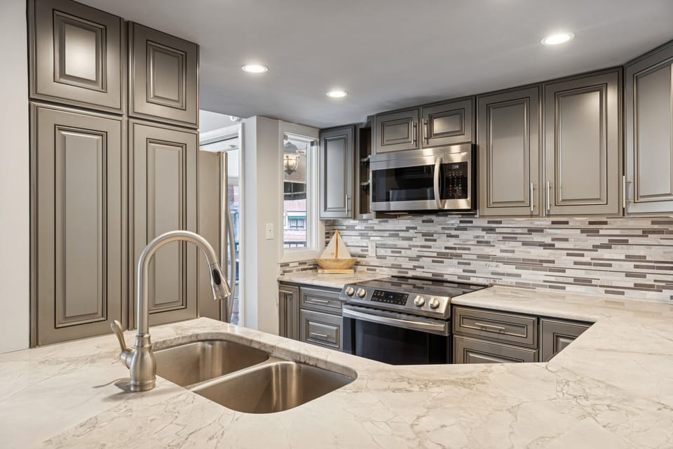Modern Stainless Steel Appliances for Most Convenient Vacationin
