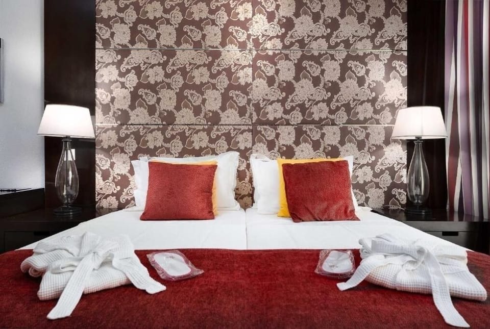 1 Double bed or Twin beds. Exact unit will be assigned upon arrival