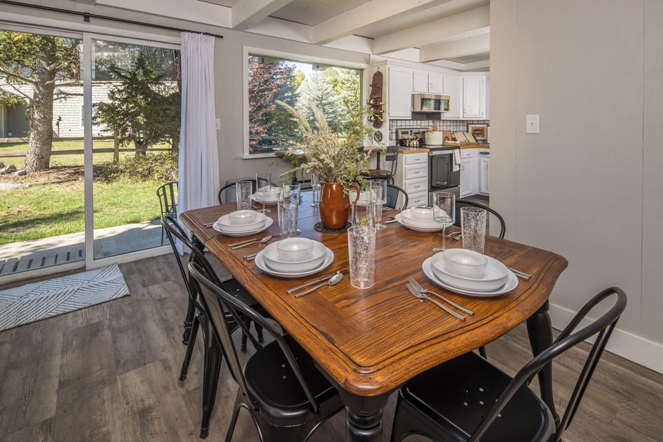 Experience amazing views while enjoying a meal | main Level