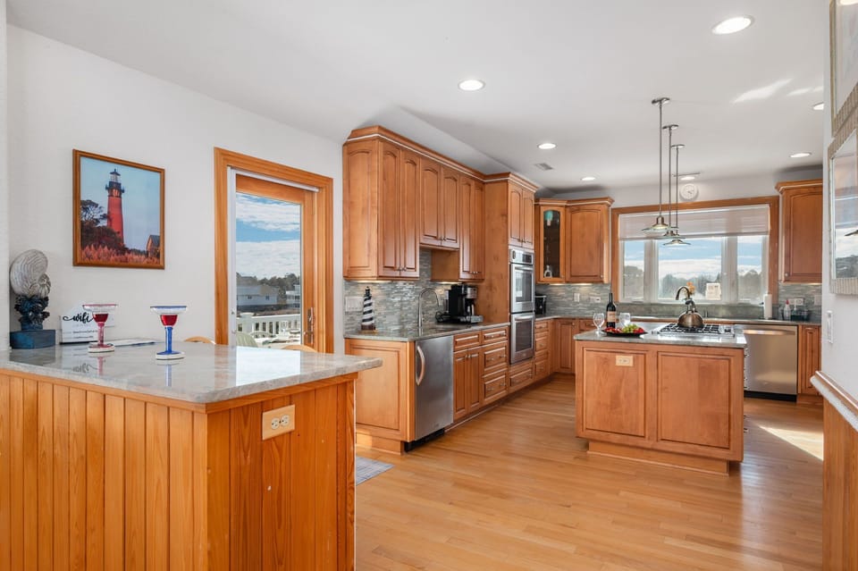 Top Level: Fully Equipped Kitchen w/ Appliances, Cooking Utensils, Oven, Microwave, Stove, Refrigerator, Dishwasher, Sink and much more