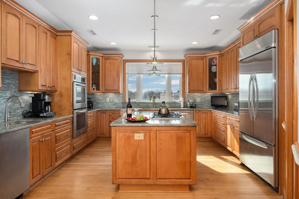 Top Level: Fully Equipped Kitchen w/ Appliances, Cooking Utensils, Oven, Microwave, Stove, Refrigerator, Dishwasher, Sink and much more