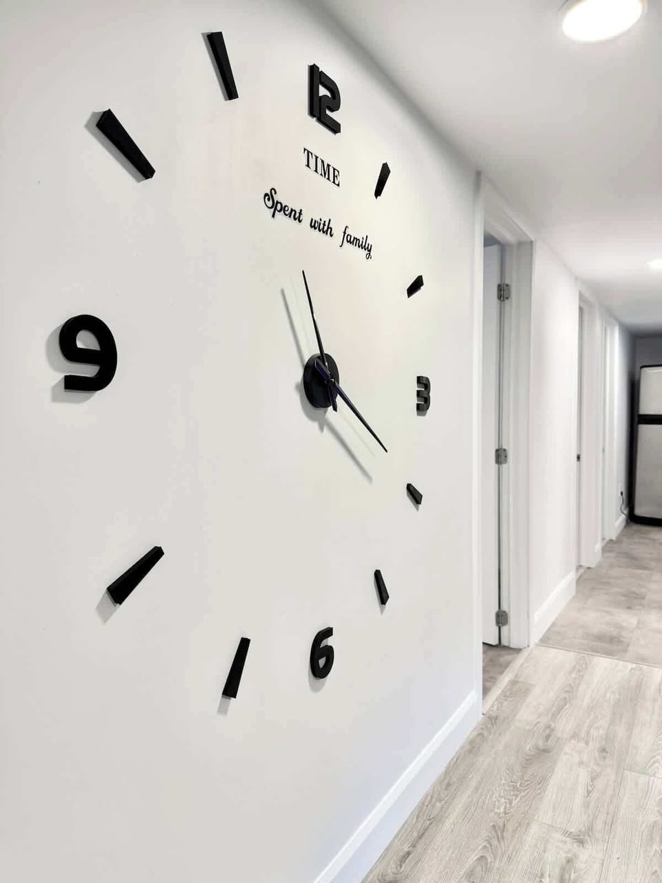 Cette horloge élégante vous rappelle de savourer chaque moment en famille!