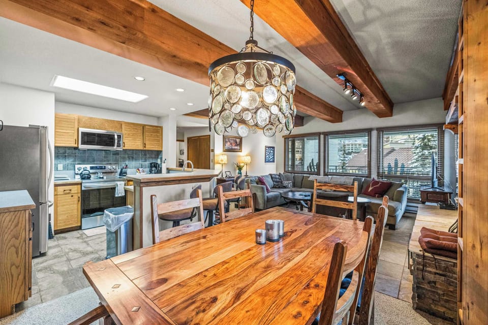 【Dining】Seats 6 — family dinners after a day on the mountain