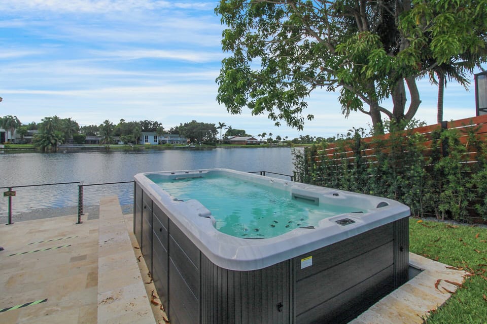 Outdoor spa tub