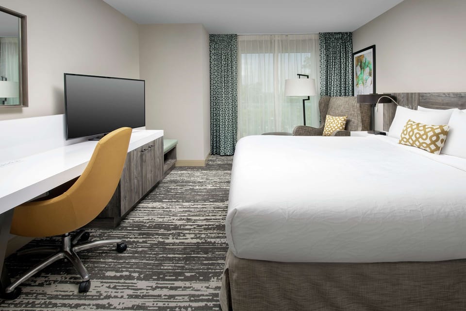 Comfortable Unit with 1 King size Bed, Exact unit will be assigned upon arrival. Views, colors and decor may vary