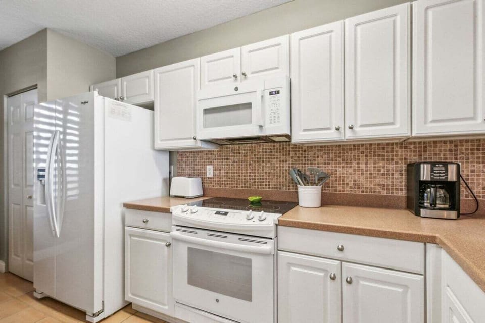 Cook with ease in the well-equipped kitchen