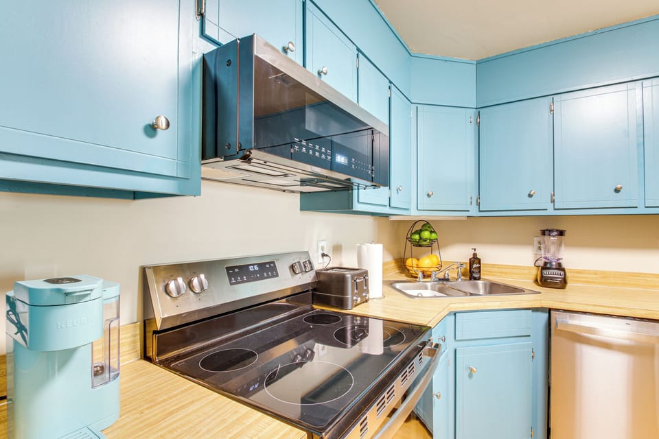 Kitchen | Keurig Coffee Maker | Blender | Toaster | Cooking Basics