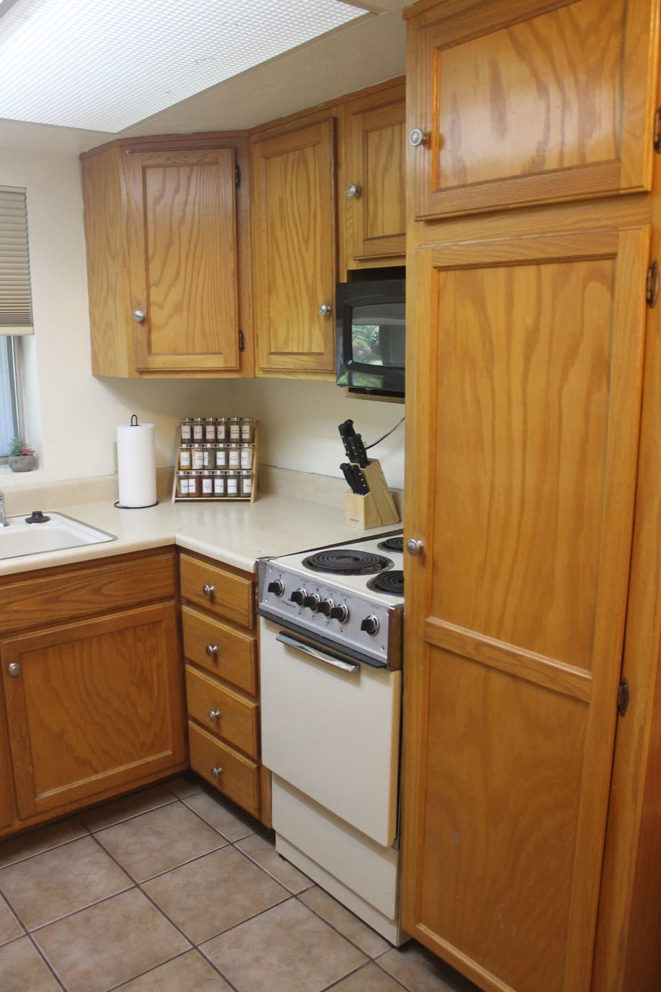 Full Kitchen w/microwave & pantry