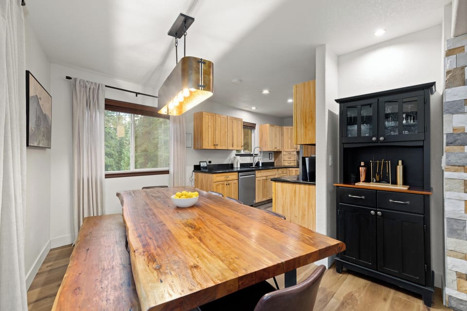 From holiday dinners to vacation game nights, this spacious live-edge table is built for gathering your whole crew together.