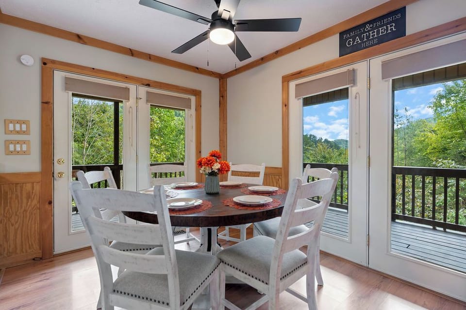 Scenic Dining! 🌿 Enjoy meals with a view in this charming nature-filled space.