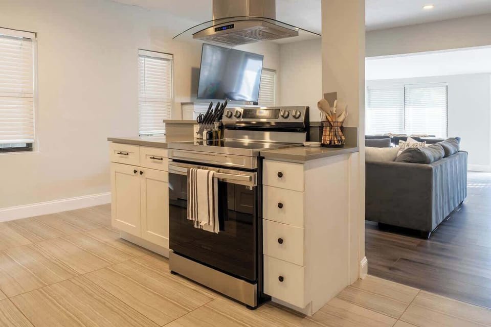 Fully equipped kitchen with oven and stove