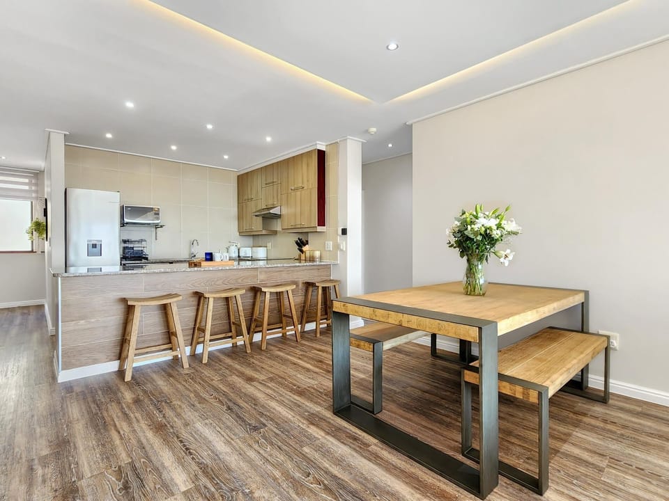 2-Bed Dockside Apartment with Balcony, Pool & Gym (30384)
