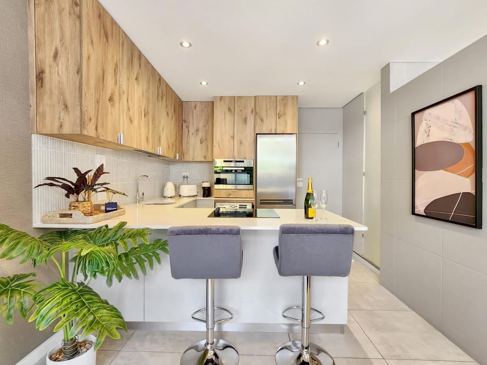 Montclaire Sea Point Studio with Lions Head Views (30461)