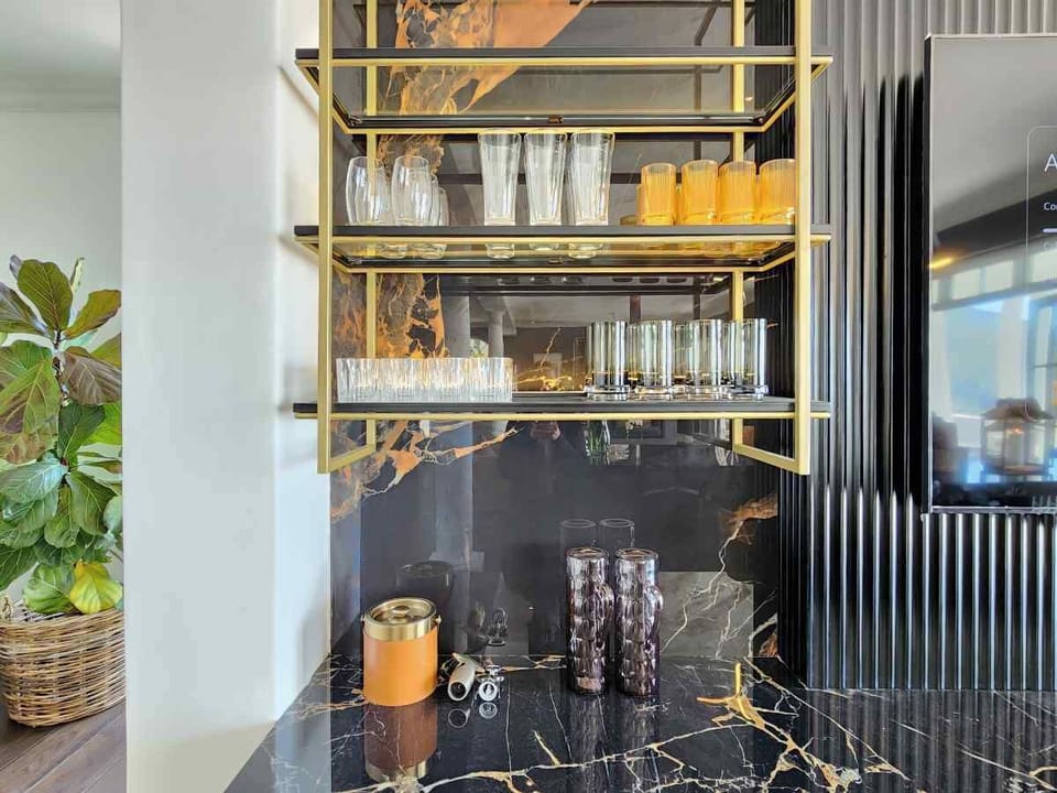 Luxury 4BR Villa w/ Pool & Ocean Views, Bakoven (31120)