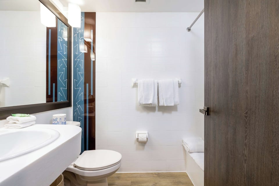 Refresh easily in a bright bath with plush towels.