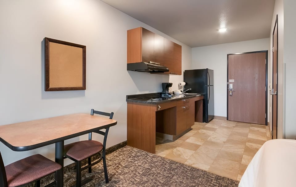 Settle in with an easy kitchenette and dine-in table space.
