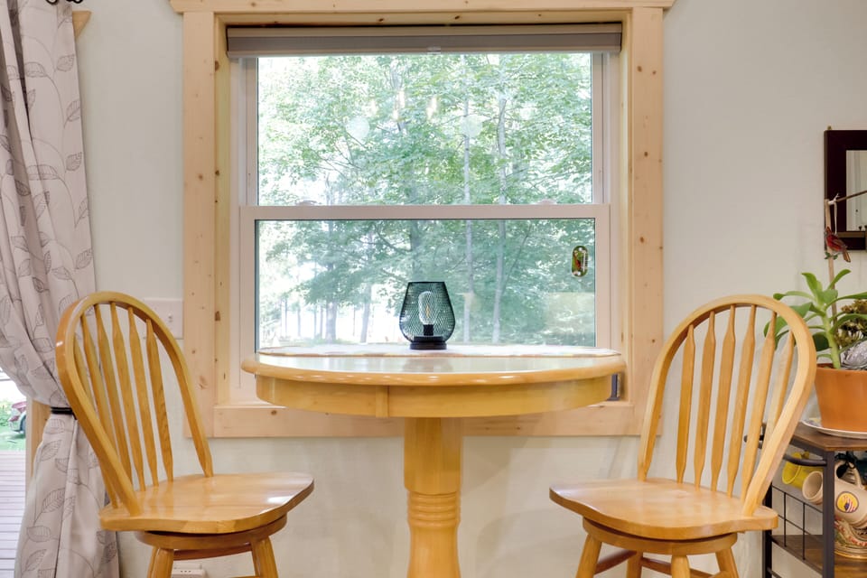 Dining Area | Dishware/Flatware Provided | 1st Floor