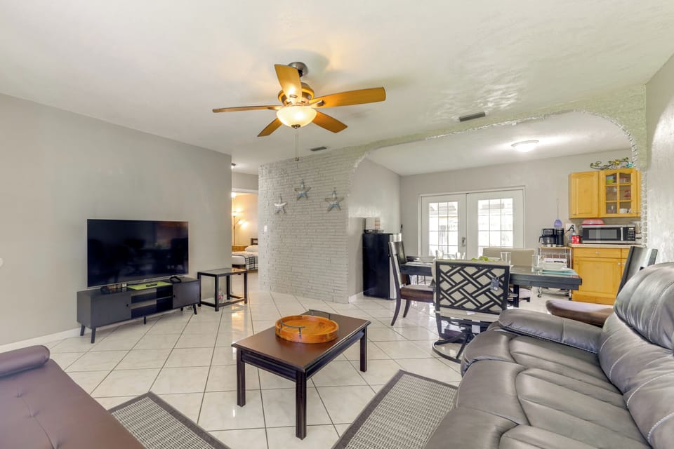 Living Room | Free WiFi | Smart TV | Central A/C | Full Futon