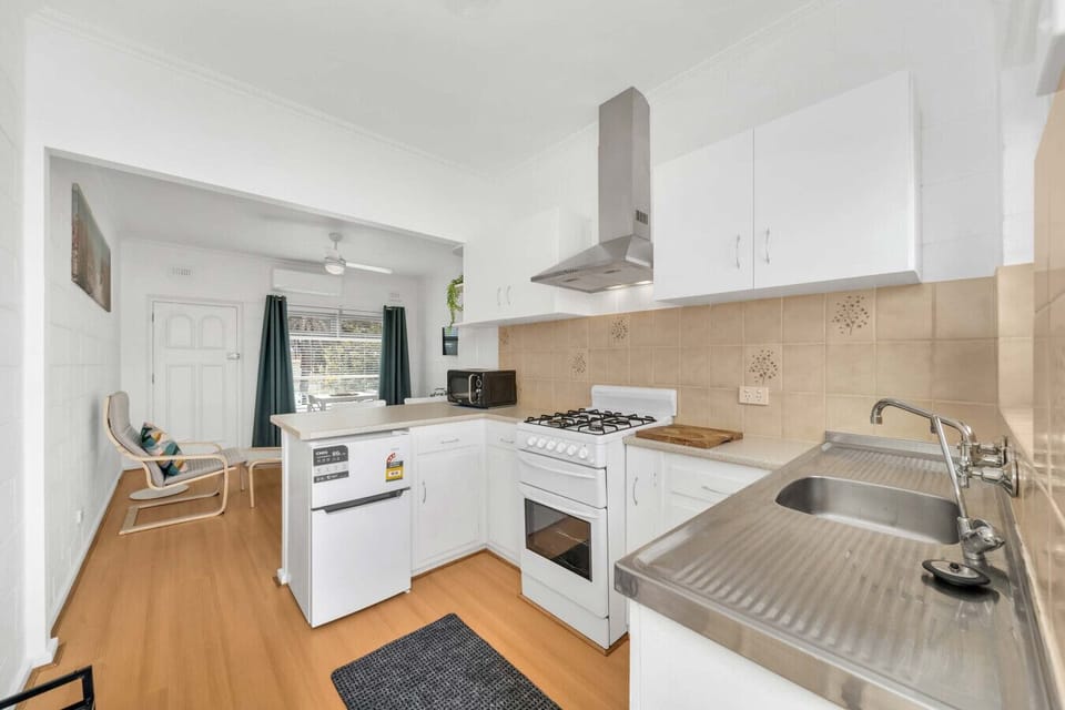 Kitchen with Oven and Bench Space