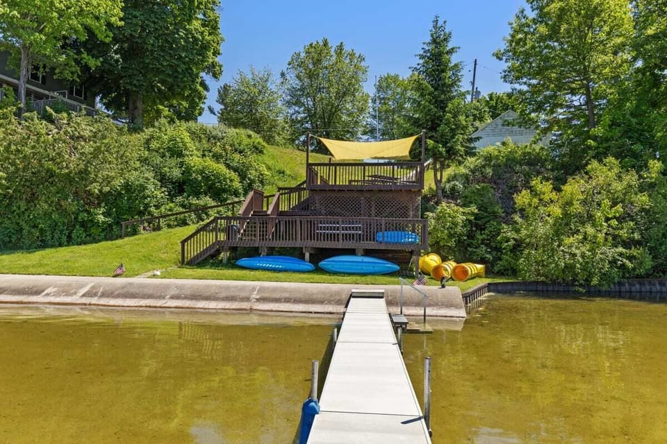 Dock & kayaks!
