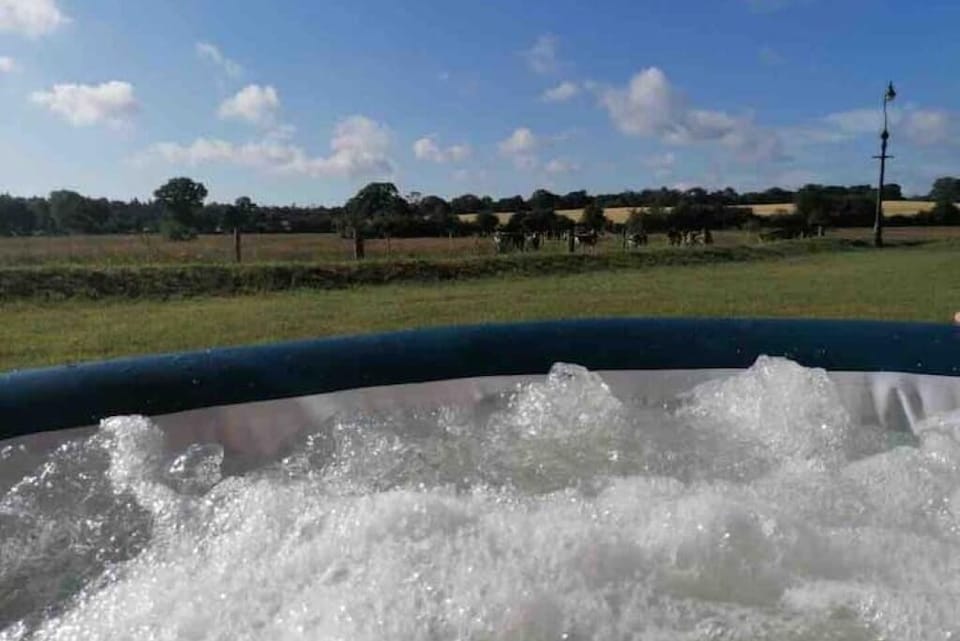 A hot tub can be hired for £300 per stay
