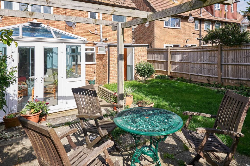 Bodiam Close, Seaford - Host & Stay