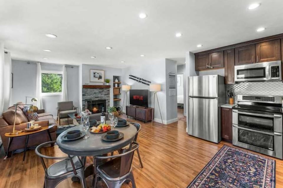 【Open Living + Kitchen】Cook and hang out together — everyone in one room